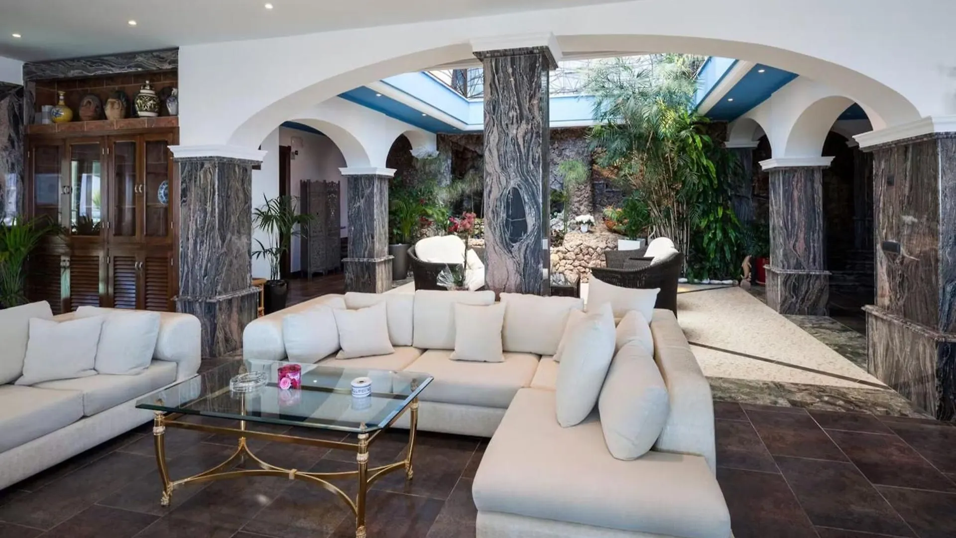 Villa With Direct Sea Access Таламанка